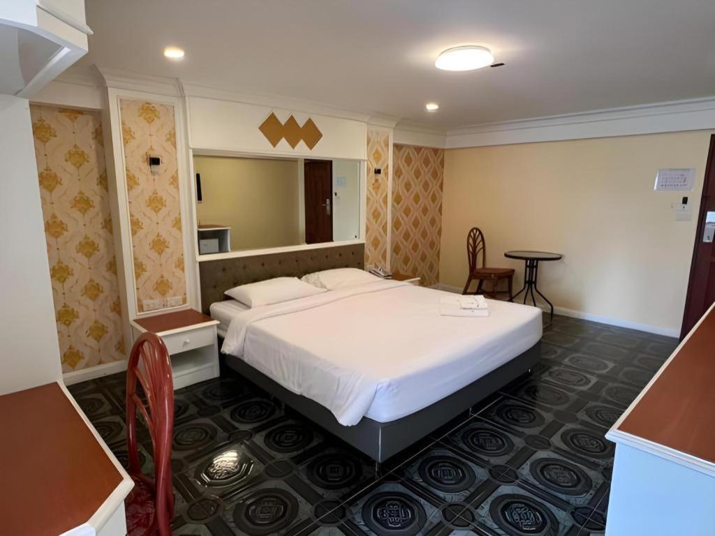 Rest@Ratchada Hotel 방콕 외부 사진