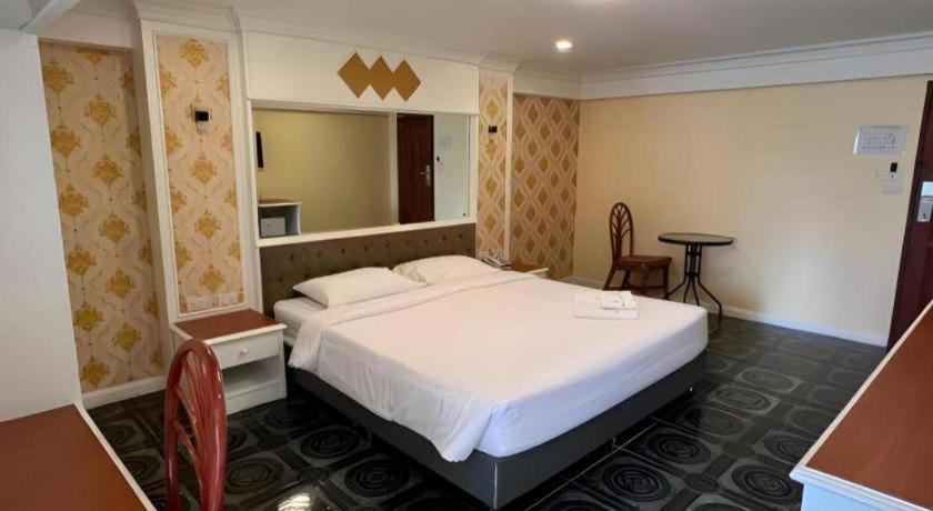 Rest@Ratchada Hotel 방콕 외부 사진