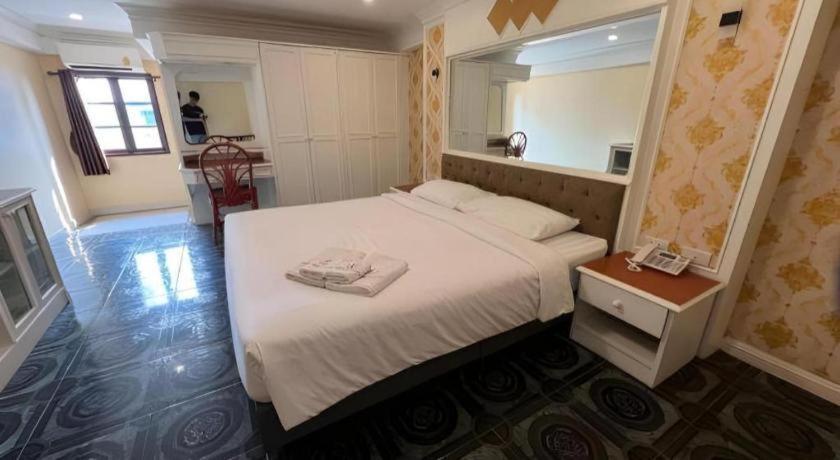 Rest@Ratchada Hotel 방콕 외부 사진