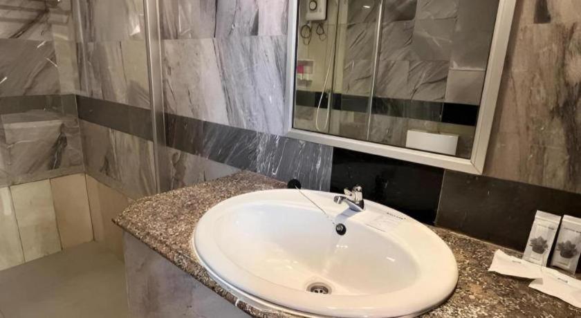 Rest@Ratchada Hotel 방콕 외부 사진